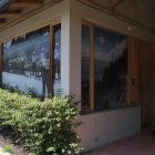 Dentro de la construcción abandonada hay un colchón y utensilios de cocina.