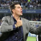 Ismael Rescalvo actualmente dirige a Emelec y tiene contrato con los azules hasta 2023.