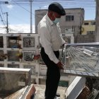 Julio Acosta encontró entre varias lápidas la de su madre, que fue retirada de su bóveda que ahora ocupa otro muerto.