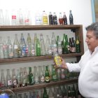 El anticuario y restaurador tiene una colección de aproximadamente 500 envases antiguos.