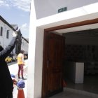 Marcelo Cabrera indica dónde estaba el letrero que se le llevaron.