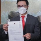 El secretario Jurídico de la Presidencia. Fabián Pozo, entregó la propuesta legal a la Asamblea