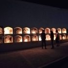 Las  diferentes tumbas serán iluminadas con velas, para iluminarles el camino a la eternidad.