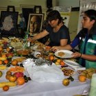 Música y diversos alimentos en memoria de difuntos.