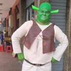 Johnny Jiménez lucía su disfraz hecho con liencillo, cuerina, fomi y gasa.