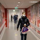 Jeremy Sarmiento llegó al estadio del Liverpool con una funda de una tienda ecuatoriana.