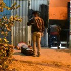 Michel Jason Bazurto Zurita quedó tirado en un portal de la avenida Armando Jiménez.