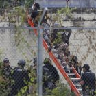 En la ‘Peni’ se pudo observar a reos que, desde lo alto, vigilaban los movimientos de los agentes, quienes también intentaban hallar otros ángulos de visión. Además, hubo militares con al menos tres tanquetas.