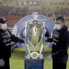 Las bromas no se hicieron esperar con el trofeo de LigaPro en el partido Aucas vs. Liga de Quito.
