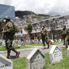 Miembros de las Fuerzas Armadas brindaron seguridad en el cementerio.