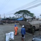 Personal militar con dos tanquetas del ejército y dos buses de transporte de la aviación de las Fuerzas Armadas permanecen en interior y exterior del Centro de Privación de Libertad Guayas #2