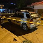 Agentes revisaron la acera donde conversaban Aron Naranjo y Edwin Loor.