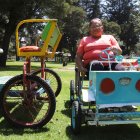 Creó un coche con doble pedal para que alcance toda la familia. Hasta las abuelitas gozan con el paseo.
