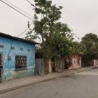 En el exterior de este inmueble conversaban las víctimas cuando fueron atacados.