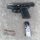 El arma y las municiones que el detenido llevaba.