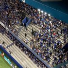 El pasado 24 de octubre, durante el Clásico del Astillero, un grupo de hinchas de Emelec se enfrentó en una de las generales del Capwell, por lo que el COE Nacional decidió sancionar al escenario.