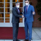 El presidente del Gobierno, Pedro Sánchez (d), recibe al presidente de Ecuador, Guillermo Lasso (i), este jueves en el Palacio de la Moncloa, en Madrid.