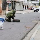 Los agentes antiexplosivos siempre resguardan la zona con unos 20 metros de distancia como mínimo.