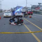 La víctima quedó en medio de la avenida.