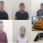 Los detenidos y las evidencias que les encontraron, entre ellas el taxi en el que supuestamente cometían los asaltos y robos.