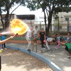 Jean Franc Baldeón, de 12 años, muestra su habilidad en el lanzallamas, tarea que es vigilada por instructores para evitar accidentes.