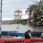 Gendarmes apostados fuera de la iglesia que fue escenario de un hecho violento este 5 de noviembre.