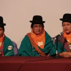 BOL03 LA PAZ (BOLIVIA) 05/11/2021.- Las cholitas escaladoras Ana Lía Gonzales (d), junto a su madre, Dora Magueño (c), y Flora Chura (i), en rueda de prensa en La Paz, este viernes indicaron que este 18 de noviembre ascenderán al Sajama (6.542 metros), la montaña más alta de Bolivia. Mensajes de empoderamiento femenino, lucha contra la violencia machista y la promoción de una alimentación sana resonarán en los más de 6.500 metros de altitud del "Doctor Sajama", la montaña más alta de Bolivia en una iniciativa de las cholitas escaladoras bolivianas. EFE/Martin Alipaz