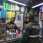 La policía llegó a varios locales comerciales; muchos medicamentos no tenían registro sanitario.