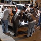 Los agentes analizan el arma que se le cayó al sospechoso.