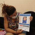 Johanna Zavala muestra una hoja con la foto de su hija. Denunció su desaparición.