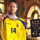 Juan Carlos Burbano guarda como tesoros camisetas y medallas que obtuvo durante su paso por la selección nacional.