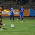 Un tiro libre puso a ganar a los canarios al inicio del primer tiempo