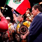 Canelo Álvarez (c) de México celebra tras vencer a Caleb Plant de EE.UU. en el MGM Grand Arena en Las Vegas, Nevada (EE.UU.)