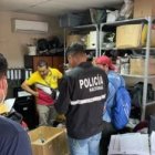 Agentes de Criminalística revisaron el sitio donde se produjo el robo.