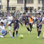 Karlita Montalvo es feliz jugando fútbol. No tiene miedo al disputar el balón en los partidos.