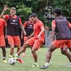 Barcelona se alista para medir a la Universidad Católica, rival con el que pelea un puesto a la Libertadores 2022.