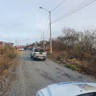 Un nuevo hecho violento dejó dos personas fallecidas y cinco heridas en el cantón Durán, provincia del Guayas, la madrugada de este jueves 11 de noviembre. El crimen se cometió, exactamente, en el cerro Las Cabras.

El sitio es considerado por la Policía Nacional como el más conflictivo de la localidad, que hace parte de la denominada Zona 8, junto a Guayaquil y Samborondón. En esta jurisdicción, se registran 565 muertes violentas en lo que va del año.

Según algunos moradores, en este último caso, las personas fallecidas quedaron dentro del automotor, mientras que los heridos a un costado del vehículo, tendidos en la calzada.

Las identidades de los perjudicados aún no ha sido determinada, pues los investigadores de la Dirección Nacional de Delitos Contra la Vida siguen haciendo labores en el sitio, al igual que los peritos de Criminalística.

Los cuerpos serían llevados al Laboratorio de Criminalística y Ciencias Forenses de Guayaquil, ubicado a media hora del lugar de los hechos.