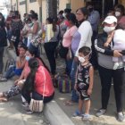 Los padres reclaman por falta de organización, los niños debían entrar solos a la inoculación.