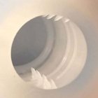 El dispositivo tiene unas pequeñas garras que va dañando el pene del agresor.