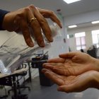 Es mejor es llevar su propio gel antibacterial o alchohol.