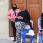 Los deudos se consolaban entre sí tras el dolor provocado por ambas muertes.