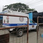 Esta es una de las ambulancia de Medicina Legal que ingresó al centro carcelario. Llegó desde Milagro.