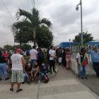 Los allegados se han agolpado en los exteriores del Laboratorio de Criminalística y Ciencias Forenses, de Guayaquil.