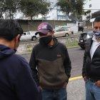 Los familiares esperaban por el examen de autopsia de la víctima.