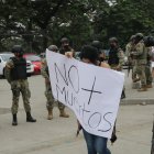 Familiares acudieron con carteles para pedir intervención de las autoridades.