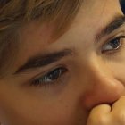 Mover las extremidades, morderse los labios, guiños de ojos y más son los tics nerviosos que pueden presentar los niños.