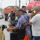 Familiares se acercaban a la morgue a reconocer a sus familiares.