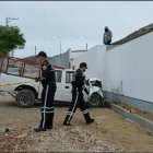La camioneta se impactó contra la pared de una vivienda.