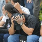 Los familiares protagonizaron escenas desgarradoras afuera de la morgue.