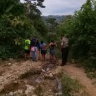 Turistas, en el sector de la cascada Salto de Oro, que pertenece a un terreno privado.